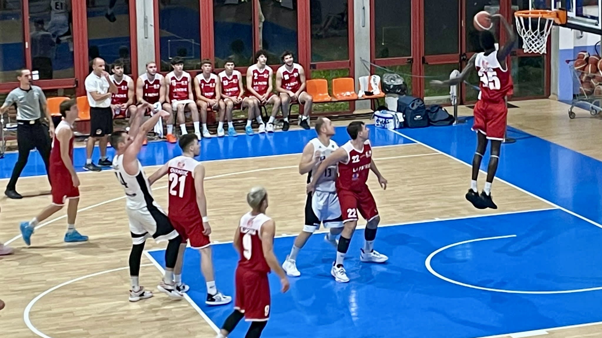 Nella foto: azione di gioco al PalaSprint