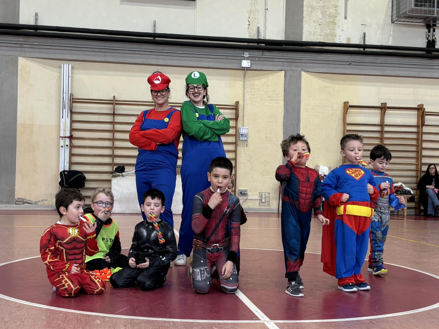 MICROCARNEVALE!! CHE BELLI I NOSTRI SUPEREROI CON LA PALLA A SPICCHI!!